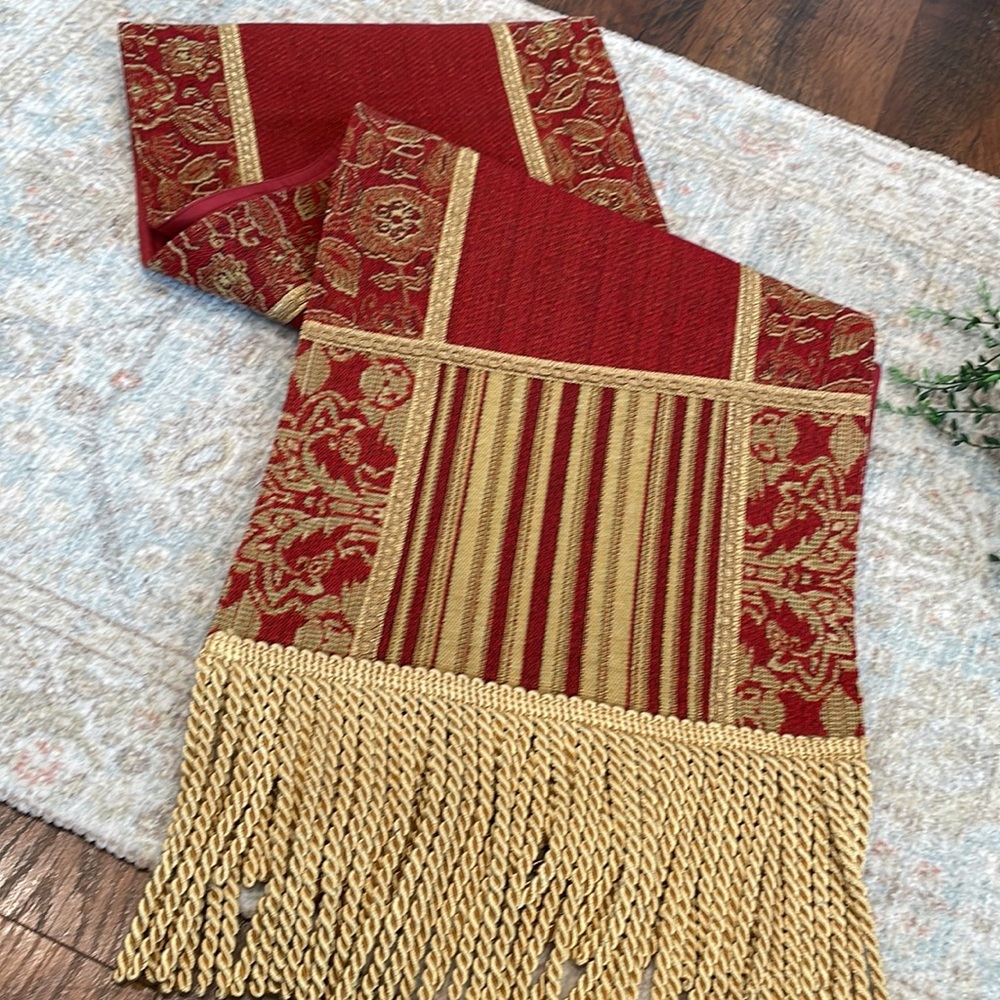 Chris Madden table runner - Picture 4 of 5